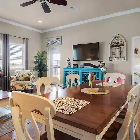 Cute Luxurious Condo - 2 Minute Walk To The Beach!